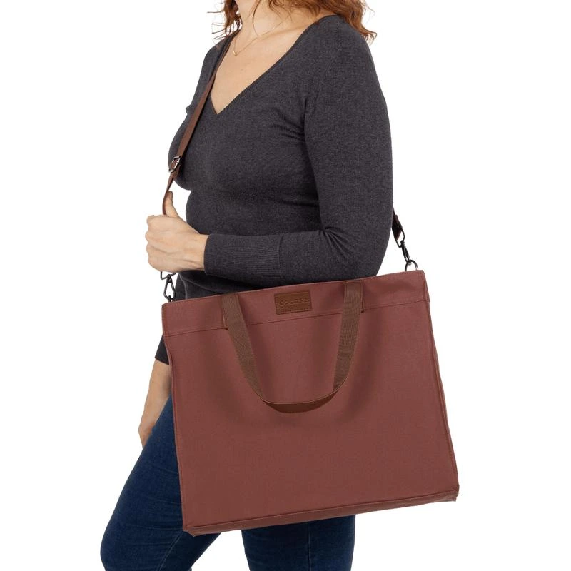 Bolsa com alça transversal em uso